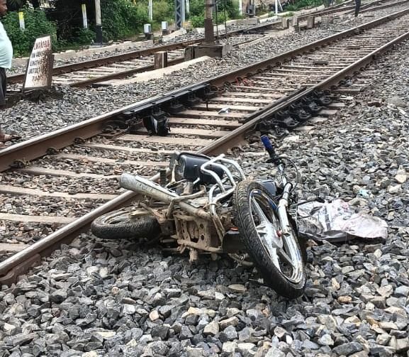 मालगाड़ी को आते देख रेल ट्रैक पर बाइक छोड़कर भागा चालक, बाइक के उड़े परखच्चे, परिचालन बाधित 2 image editor output image 2009850990 17576882636762449595267742703511 मालगाड़ी को आते देख रेल ट्रैक पर बाइक छोड़कर भागा चालक, बाइक के उड़े परखच्चे, परिचालन बाधित
