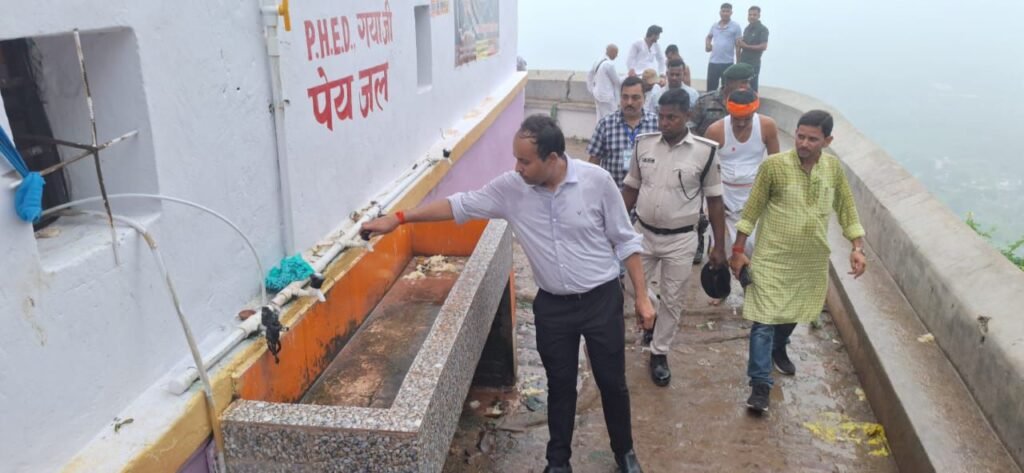 image editor output image 2083522449 17575989835375555901806812839505 776 सीढ़ियां चढ़कर प्रेतशिला पहाड़ पर यात्रियों की सुविधा का जिला पदाधिकारी ने लिया जायजा