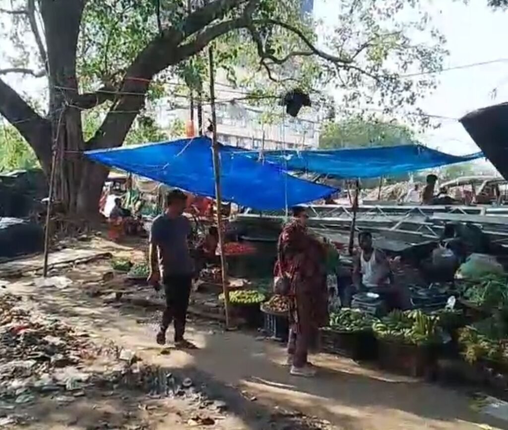 'माल महाराज के मिर्जा खेले होली' के तर्ज पर रेलवे की जमीन पर लगी दुकानों से हो रही अवैध वसूली 4 image editor output image 848784880 17586249922545122711314681414901 'माल महाराज के मिर्जा खेले होली' के तर्ज पर रेलवे की जमीन पर लगी दुकानों से हो रही अवैध वसूली