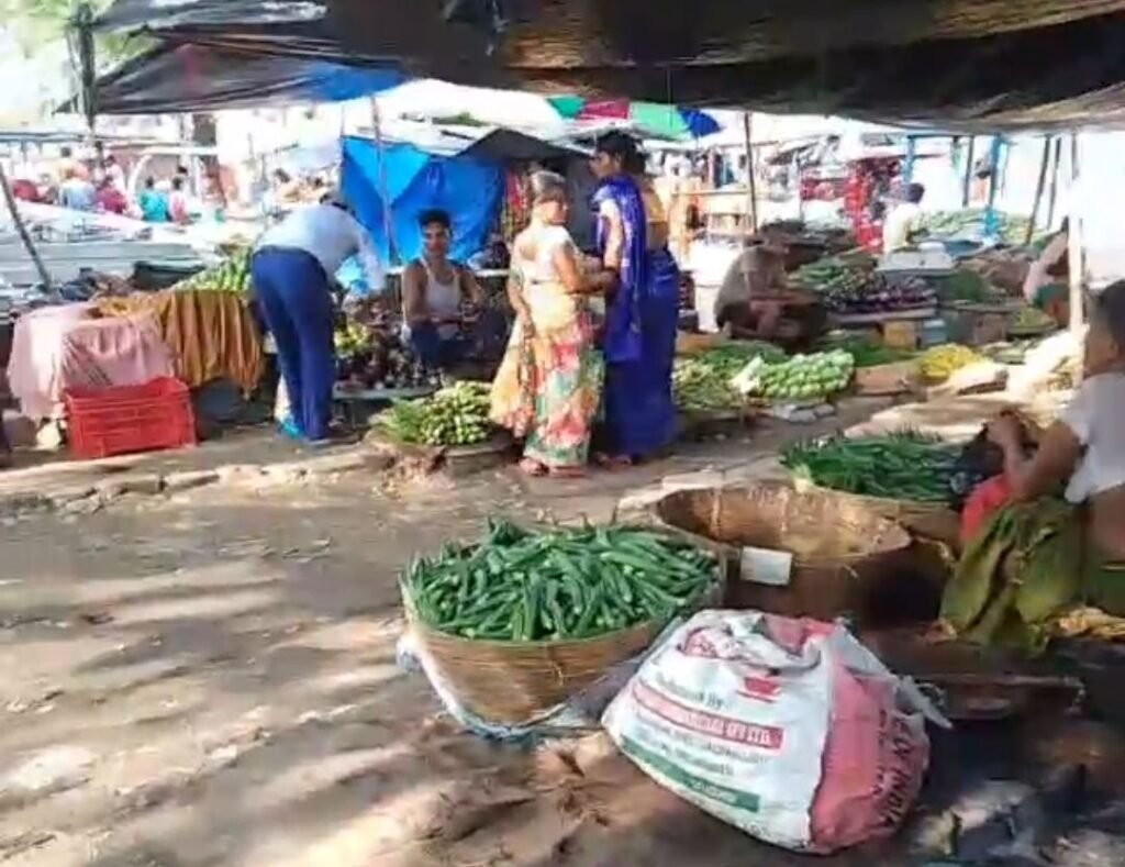 'माल महाराज के मिर्जा खेले होली' के तर्ज पर रेलवे की जमीन पर लगी दुकानों से हो रही अवैध वसूली 6 image editor output image1369742699 17586250115622633263421118100403 'माल महाराज के मिर्जा खेले होली' के तर्ज पर रेलवे की जमीन पर लगी दुकानों से हो रही अवैध वसूली