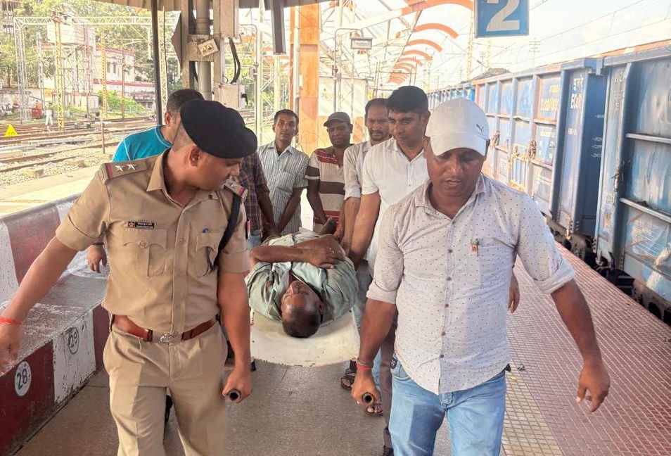 चलती ट्रेन से उतरने के क्रम में ट्रेन और प्लेटफॉर्म के बीच गैप में गिर गए बागेश्वरी मोहल्ले के यात्री की आरपीएफ ने बचाई जान 1 image editor output image1439221333 1759240420211648244812890229814 चलती ट्रेन से उतरने के क्रम में ट्रेन और प्लेटफॉर्म के बीच गैप में गिर गए बागेश्वरी मोहल्ले के यात्री की आरपीएफ ने बचाई जान