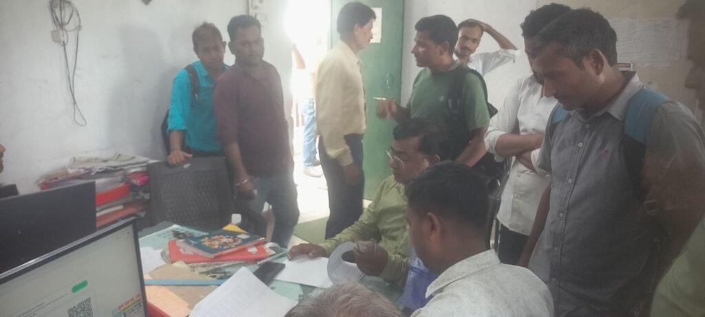 एकदिवसीय सांकेतिक हड़ताल के बाद कोच अटेंडेंट्स को मिला वेतन, काम पर लौटे कर्मचारी 1 image editor output image1713760070 17577608457355061855145908537928 एकदिवसीय सांकेतिक हड़ताल के बाद कोच अटेंडेंट्स को मिला वेतन, काम पर लौटे कर्मचारी