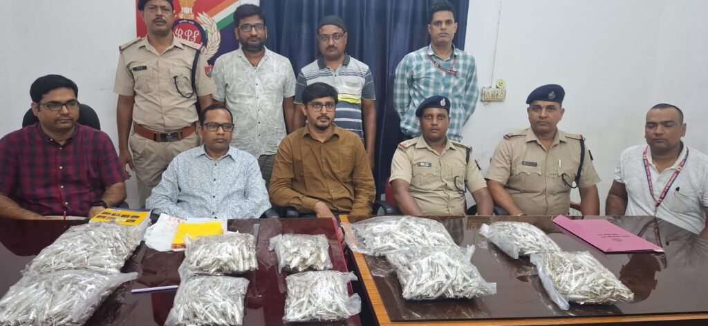 image editor output image1734471382 17583842478662881717583326984820 रेलवे स्टेशन पर करीब 50 लाख रुपए की "मछली" पकड़ी गई, बिहार एवं झारखंड का तस्कर गिरफ्तार, जानें पूरा मामला