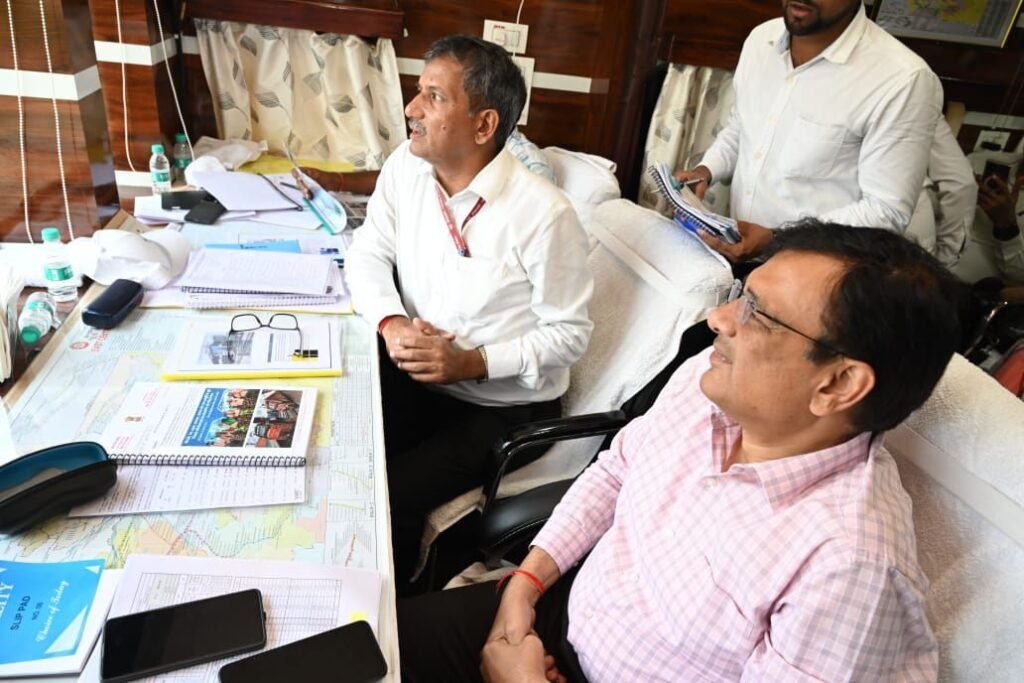 पटना-गया तथा गया-सोननगर रेलखंड का महाप्रबंधक ने किया विंडो ट्रेलिंग निरीक्षण, गयाजी में इंतजार करते रहे गए मीडियाकर्मी 1 image editor output image1996474675 17575160643151439312862987512137 पटना-गया तथा गया-सोननगर रेलखंड का महाप्रबंधक ने किया विंडो ट्रेलिंग निरीक्षण, गयाजी में इंतजार करते रहे गए मीडियाकर्मी