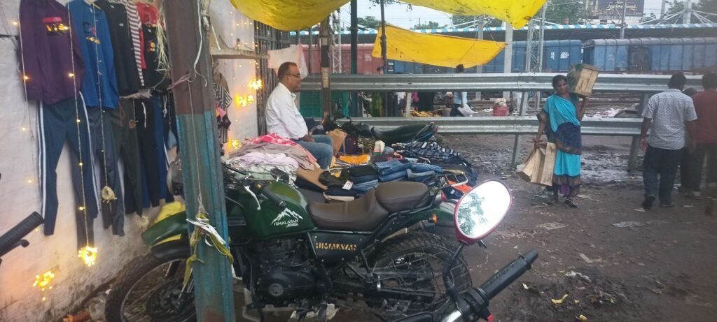 यहां हो रहा रेल राजस्व को भारी नुकसान, सालाना 36 लाख रुपए की हो रही अवैध वसूली 1 image editor output image39708247 1758273914214466745394139274438 यहां हो रहा रेल राजस्व को भारी नुकसान, सालाना 36 लाख रुपए की हो रही अवैध वसूली