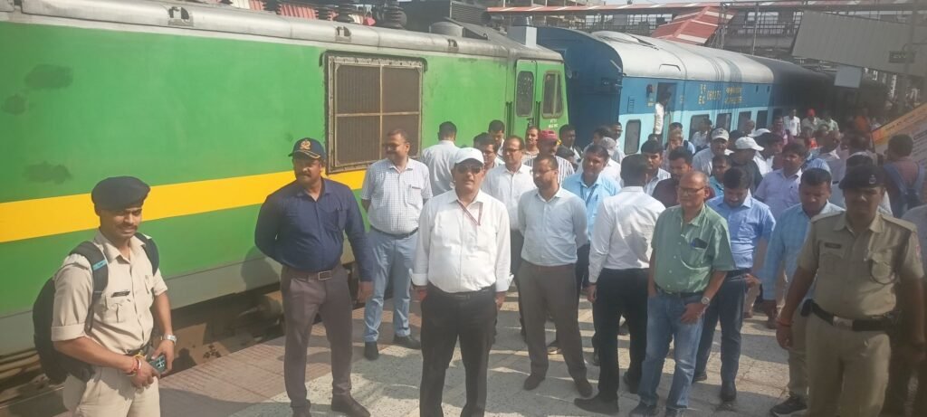 पटना-गया तथा गया-सोननगर रेलखंड का महाप्रबंधक ने किया विंडो ट्रेलिंग निरीक्षण, गयाजी में इंतजार करते रहे गए मीडियाकर्मी 2 image editor output image767041447 17575160903294752892122209655504 पटना-गया तथा गया-सोननगर रेलखंड का महाप्रबंधक ने किया विंडो ट्रेलिंग निरीक्षण, गयाजी में इंतजार करते रहे गए मीडियाकर्मी