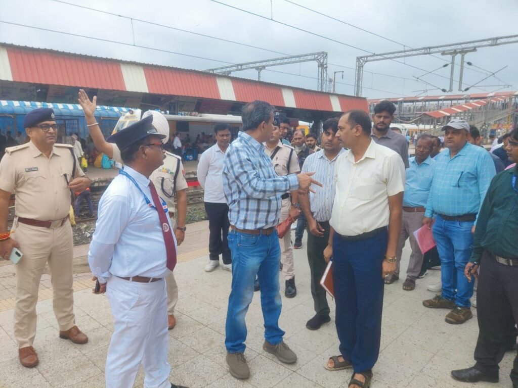 दूसरे दिन भी डीआरएम गया जंक्शन पहुंचे, समग्र वातावरण का लिया जायजा, एक दिन में 21.46 लाख के बिके टिकट 1 image editor output image 1063581153 17618346652051196374935717047243 दूसरे दिन भी डीआरएम गया जंक्शन पहुंचे, समग्र वातावरण का लिया जायजा, एक दिन में 21.46 लाख के बिके टिकट