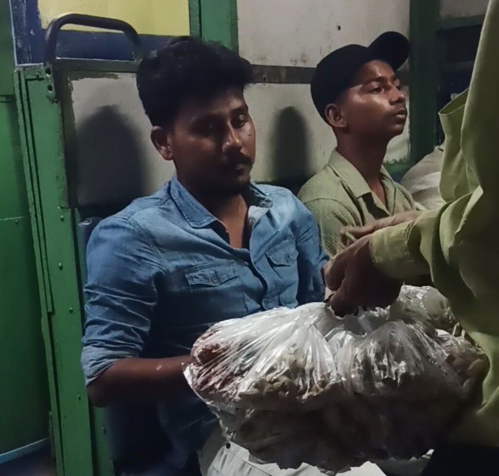 सफरनामा:ट्रेनों में अवैध वेंडरिंग का फूलता फलता धंधा, आखिर जिम्मेवार कौन? अवैध वेंडरों ने जो बताया, वह जांच का विषय 1 image editor output image 1541294400 17600684714426193155235307971560 सफरनामा:ट्रेनों में अवैध वेंडरिंग का फूलता फलता धंधा, आखिर जिम्मेवार कौन? अवैध वेंडरों ने जो बताया, वह जांच का विषय