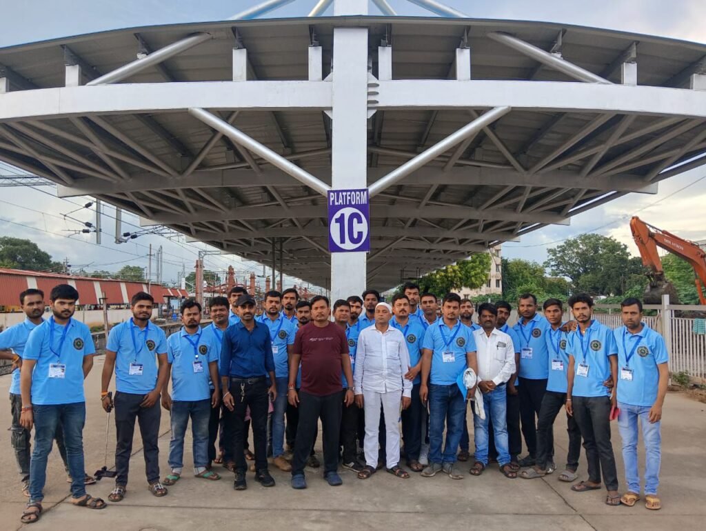 रेलमंत्री के पास पहुंची अवैध वेंडरों के ठीकेदार की शिकायत, डीआरएम ने लिया संज्ञान 1 image editor output image 1720142067 1759291590060516808555878965096 रेलमंत्री के पास पहुंची अवैध वेंडरों के ठीकेदार की शिकायत, डीआरएम ने लिया संज्ञान