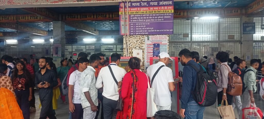 दूसरे दिन भी डीआरएम गया जंक्शन पहुंचे, समग्र वातावरण का लिया जायजा, एक दिन में 21.46 लाख के बिके टिकट 2 image editor output image 1841532452 17618346229228664100421414219565 दूसरे दिन भी डीआरएम गया जंक्शन पहुंचे, समग्र वातावरण का लिया जायजा, एक दिन में 21.46 लाख के बिके टिकट