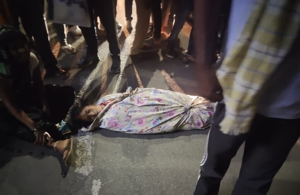 ब्रेकिंग न्यूज़: गया जी में मरीज की मौत के बाद अस्पताल में तोड़फोड़ व हंगामा, शव को सड़क पर रखा, पुलिस मौके पर पहुंची 1 image editor output image 21396649 17604588298736646733898030902969 ब्रेकिंग न्यूज़: गया जी में मरीज की मौत के बाद अस्पताल में तोड़फोड़ व हंगामा, शव को सड़क पर रखा, पुलिस मौके पर पहुंची