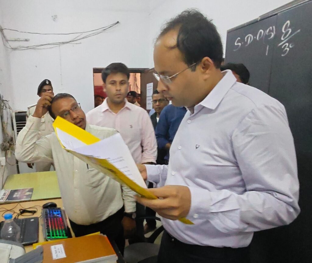 image editor output image 330355742 17602501573627195049222093658135 एक और राजस्व कर्मचारी का "विकेट गिरा', नप गए हल्का कर्मचारी रितेश कुमार, जानें कैसे करते थे...