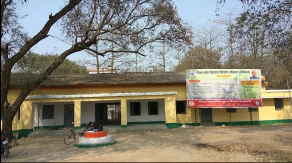 कोंच अंचल कार्यालय में दलाल की करतूत को ग्रामीण ने किया उजागर, सीओ के नाम पर भी ऐंठ लेता है रुपये, डीएम तक पीड़ित ने पहुंचाई बात 1 image editor output image 404950722 17601913219444967638344233108419 कोंच अंचल कार्यालय में दलाल की करतूत को ग्रामीण ने किया उजागर, सीओ के नाम पर भी ऐंठ लेता है रुपये, डीएम तक पीड़ित ने पहुंचाई बात