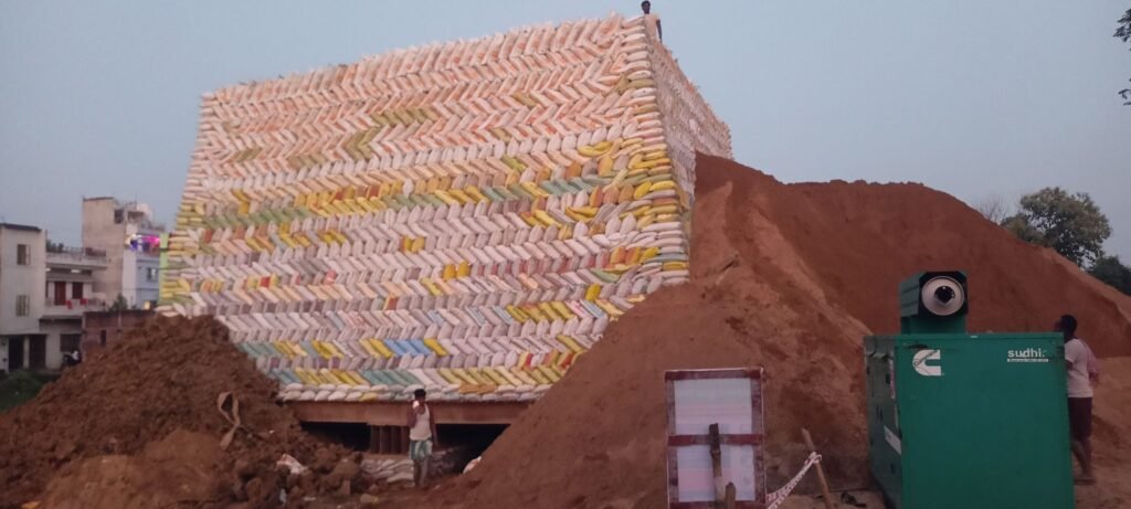 गयाजी में बने इस बालू भरे बोरियों के पहाड़ को देख चौकिए मत, पूरी कहानी जानने के लिए पढ़ें पूरी खबर 1 image editor output image 744448829 17601099888393143836537446190022 गयाजी में बने इस बालू भरे बोरियों के पहाड़ को देख चौकिए मत, पूरी कहानी जानने के लिए पढ़ें पूरी खबर