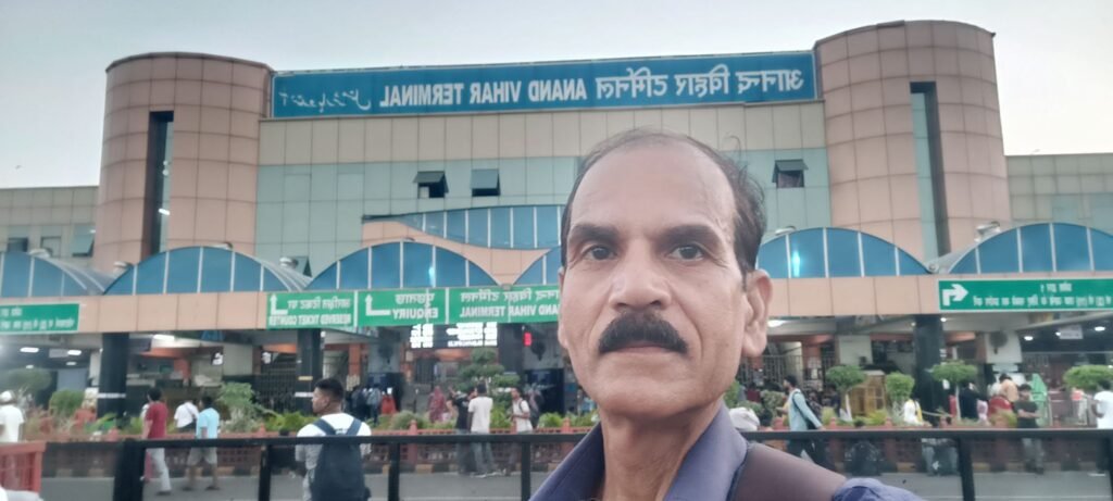 सफरनामा:ट्रेनों में अवैध वेंडरिंग का फूलता फलता धंधा, आखिर जिम्मेवार कौन? अवैध वेंडरों ने जो बताया, वह जांच का विषय 4 image editor output image 764803087 17600693838568340214764573590090 सफरनामा:ट्रेनों में अवैध वेंडरिंग का फूलता फलता धंधा, आखिर जिम्मेवार कौन? अवैध वेंडरों ने जो बताया, वह जांच का विषय