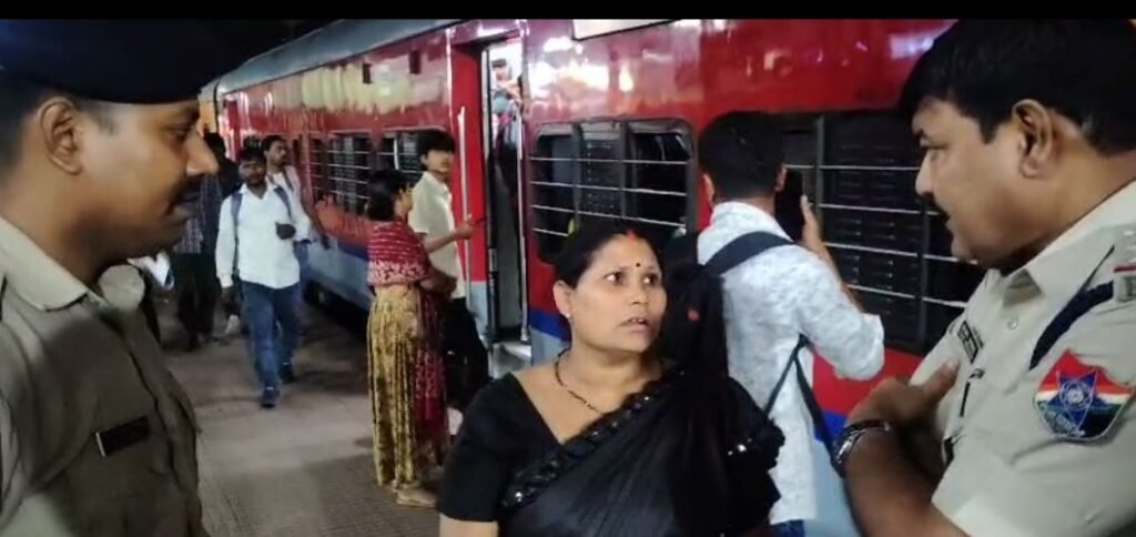 image editor output image1222162507 17618157640581812847498919074182 गंगा दामोदर एक्स. ट्रेन के नीचे आई एक महिला की आरपीएफ ने बचाई जान, महिला पटना जा रही थी