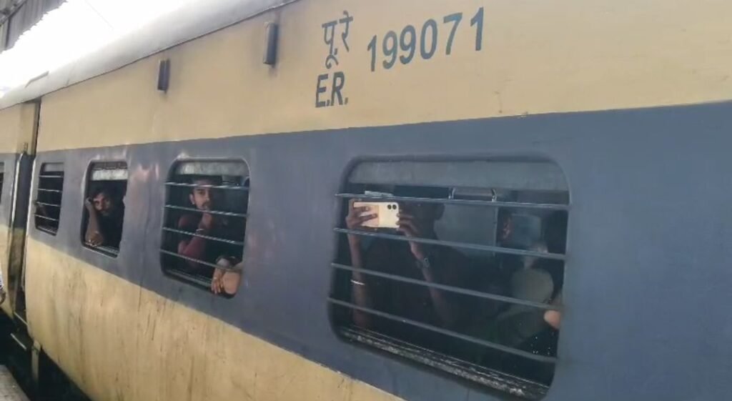 जहाखुरानी की घटना की जांच में एक व्यक्ति बैग ले जाता हुआ दिखाई दे रहा, सीसीटीवी फुटेज की पड़ताल 2 image editor output image1730704101 17615454529551015676046775020520 जहाखुरानी की घटना की जांच में एक व्यक्ति बैग ले जाता हुआ दिखाई दे रहा, सीसीटीवी फुटेज की पड़ताल