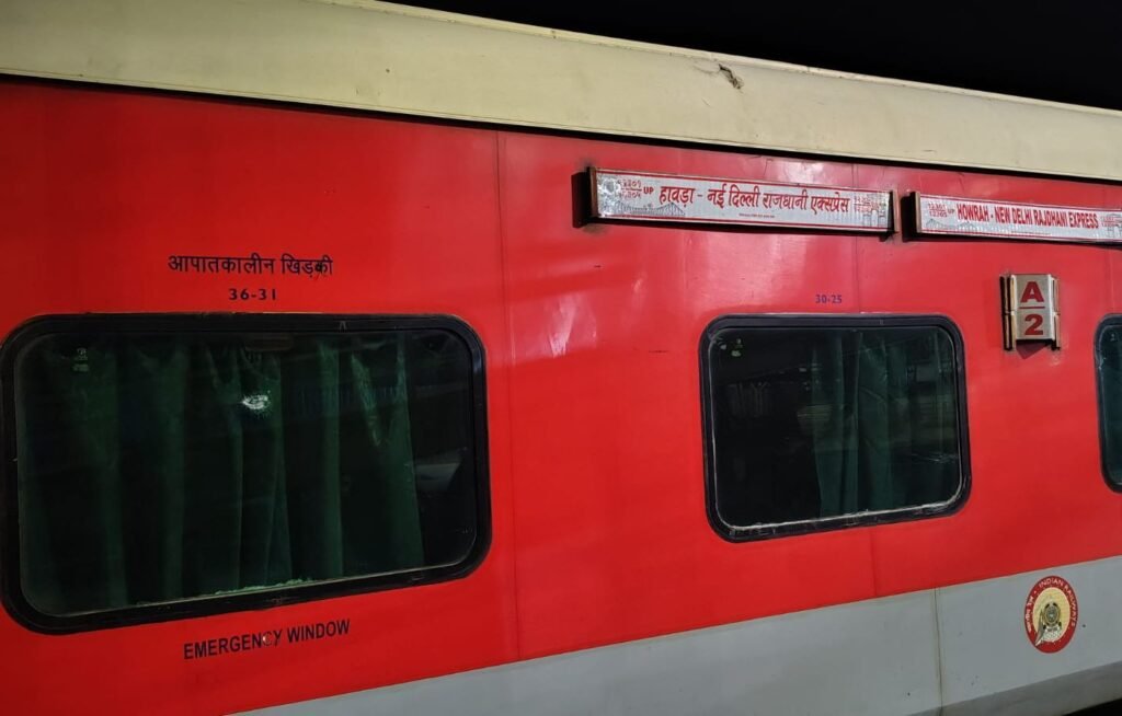 गया जंक्शन पर राजधानी एक्सप्रेस ट्रेन में महिला के साथ हुई चेन स्नेचिंग, यात्री सुरक्षित, टेक्निकल टीम पहुंची कोडरमा 1 image editor output image191156952 17594773158101329624651720796179 गया जंक्शन पर राजधानी एक्सप्रेस ट्रेन में महिला के साथ हुई चेन स्नेचिंग, यात्री सुरक्षित, टेक्निकल टीम पहुंची कोडरमा