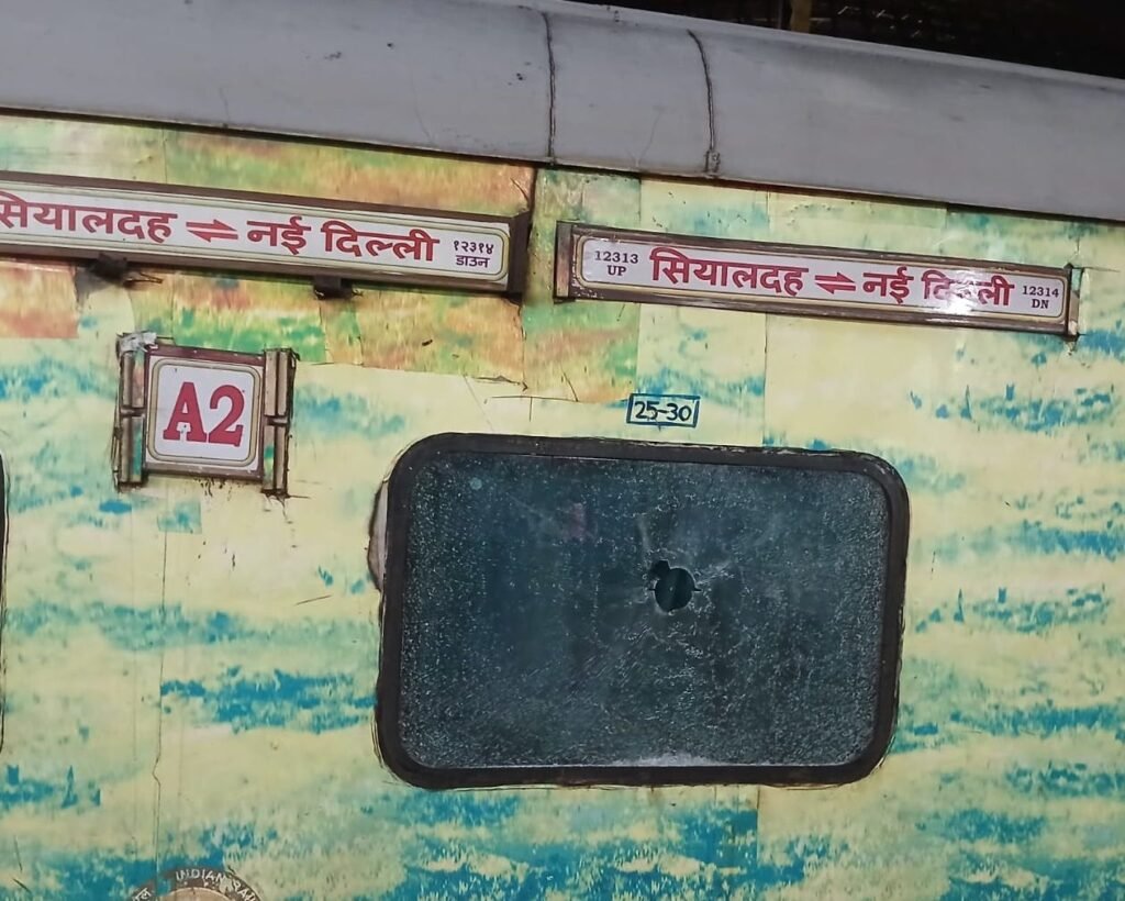 image editor output image213321456 17594773761508018048317990441210 चलती ट्रेनों पर बढ़ रही पत्थरबाजी, तेजस राजधानी और वंदे भारत जैसी प्रीमियम ट्रेनें भी निशाने पर