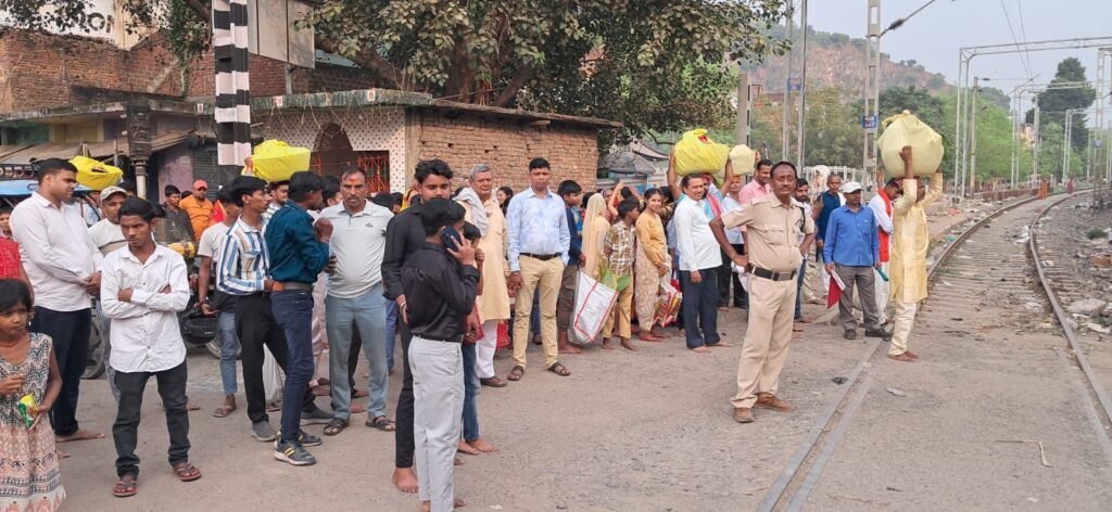 छठ महापर्व को लेकर आरपीएफ ने कर रखा था व्यापक प्रबंध, छठ व्रतियों एवं लोगों की सुरक्षा में रहे तैनात 1 image editor output image285571631 17616609792446498787137828119483 छठ महापर्व को लेकर आरपीएफ ने कर रखा था व्यापक प्रबंध, छठ व्रतियों एवं लोगों की सुरक्षा में रहे तैनात
