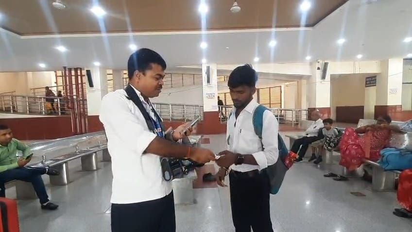 टिकट लेना हुआ और आसान: रेलवे स्टेशनों पर M-UTS डिवाइस से ऑन-द-स्पॉट अनारक्षित टिकट की सुविधा 1 image editor output image292036278 1761664386393160508743783801674 टिकट लेना हुआ और आसान: रेलवे स्टेशनों पर M-UTS डिवाइस से ऑन-द-स्पॉट अनारक्षित टिकट की सुविधा