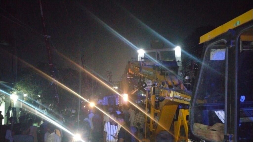 image editor output image300491738 17606390014944284134516818721500 गया शहर के पाम गार्डन के पास बड़ा हादसा, सीमेंट लदा ट्रक ई रिक्शा में मारी टक्कर, सभी सवार नाले में गिरे, एक बच्चे को अस्पताल भेजा गया