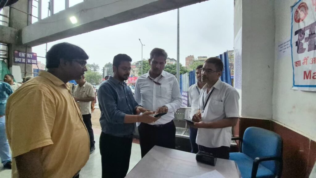 डीआरएम ने भीड़ प्रबंधन एवं यात्री सुविधाओं का किया समग्र निरीक्षण, सुव्यवस्था बनाए रखने का निर्देश 4 image editor output image337078586 17617459520155565901949299297365 डीआरएम ने भीड़ प्रबंधन एवं यात्री सुविधाओं का किया समग्र निरीक्षण, सुव्यवस्था बनाए रखने का निर्देश