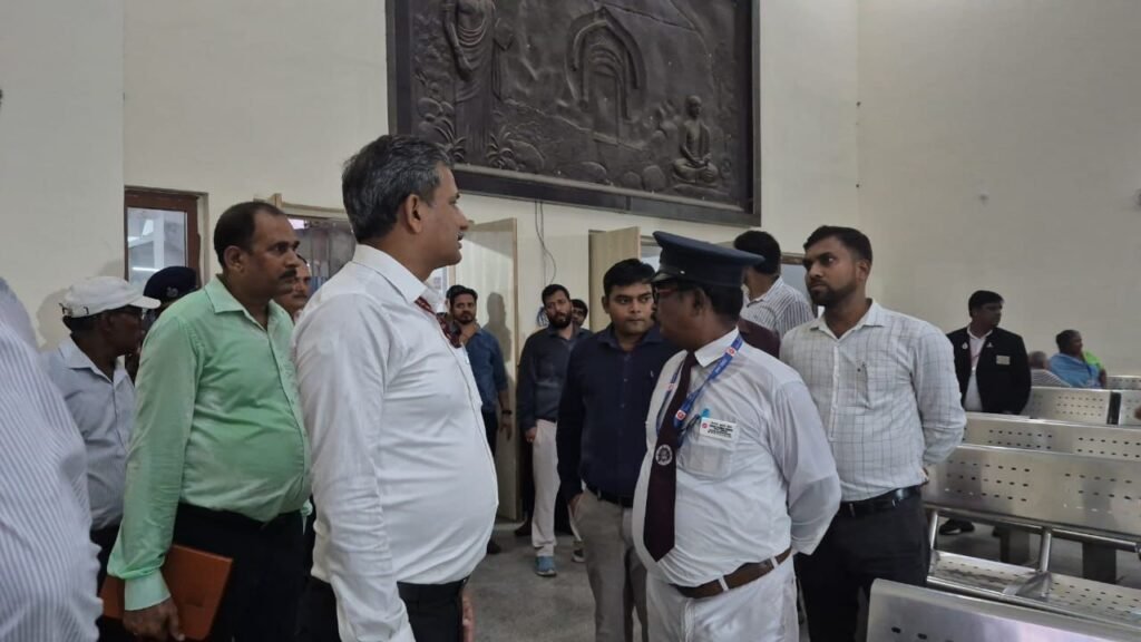 डीआरएम ने भीड़ प्रबंधन एवं यात्री सुविधाओं का किया समग्र निरीक्षण, सुव्यवस्था बनाए रखने का निर्देश 3 image editor output image361090132 17617459800116454037592689379013 डीआरएम ने भीड़ प्रबंधन एवं यात्री सुविधाओं का किया समग्र निरीक्षण, सुव्यवस्था बनाए रखने का निर्देश