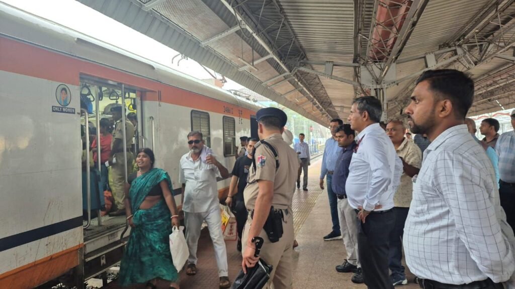 डीआरएम ने भीड़ प्रबंधन एवं यात्री सुविधाओं का किया समग्र निरीक्षण, सुव्यवस्था बनाए रखने का निर्देश 2 image editor output image362937174 17617460312243379638999858999756 डीआरएम ने भीड़ प्रबंधन एवं यात्री सुविधाओं का किया समग्र निरीक्षण, सुव्यवस्था बनाए रखने का निर्देश