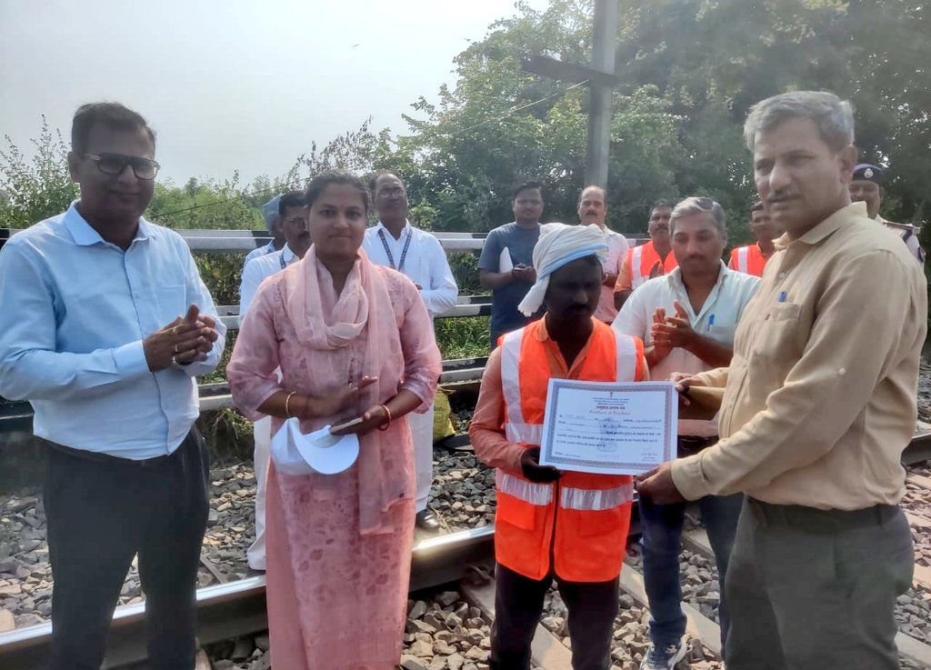 रेलकर्मियों ने दुर्घटनाग्रस्त होने से बचा लिया हावड़ा-बीकानेर एक्सप्रेस को, डीआरएम ने किया पुरस्कृत 1 image editor output image465381555 17607841411628963182818811823460 रेलकर्मियों ने दुर्घटनाग्रस्त होने से बचा लिया हावड़ा-बीकानेर एक्सप्रेस को, डीआरएम ने किया पुरस्कृत