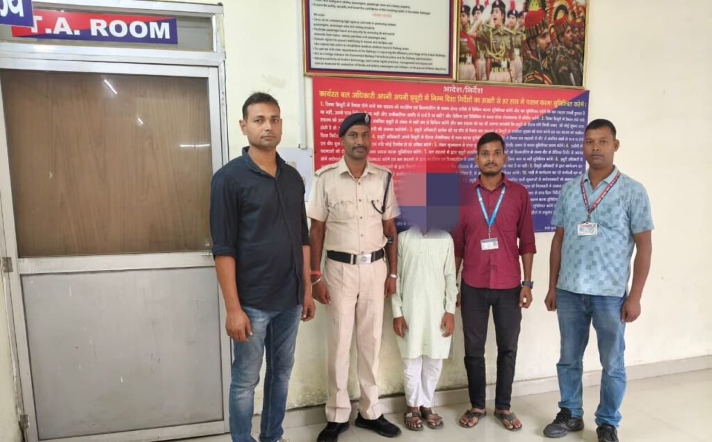 मदरसे से भाग गया नाबालिग बालक, कारण जानकर आप रह जाएंगे हैरान, आरपीएफ ने बालक को किया बरामद 1 image editor output image664795641 17598244046837246480235306756451 मदरसे से भाग गया नाबालिग बालक, कारण जानकर आप रह जाएंगे हैरान, आरपीएफ ने बालक को किया बरामद