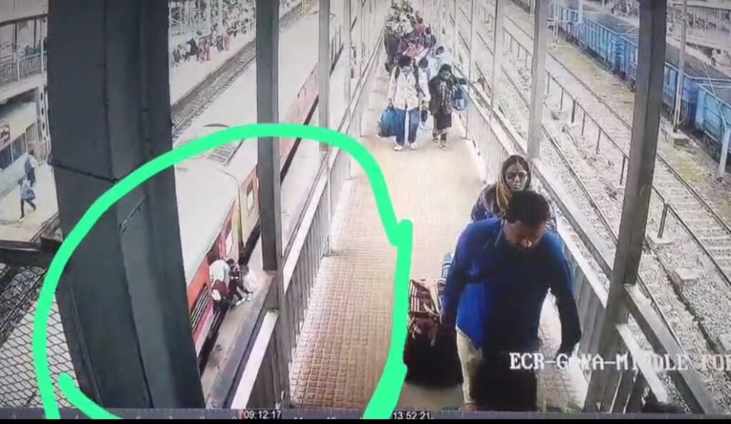 image editor output image813468805 17617385862433154958244713761711 आरपीएसएफ के जवान ने बचाई यात्री की जान, चलती ट्रेन में चढ़ने की कोशिश में गिर गया था