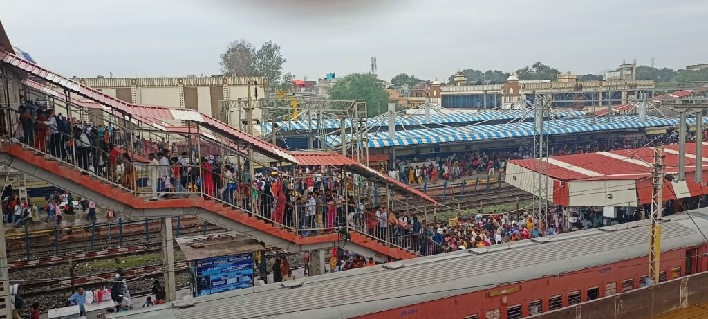 डीआरएम ने भीड़ प्रबंधन एवं यात्री सुविधाओं का किया समग्र निरीक्षण, सुव्यवस्था बनाए रखने का निर्देश 5 image editor output image993378023 17617459210156210668723892042709 डीआरएम ने भीड़ प्रबंधन एवं यात्री सुविधाओं का किया समग्र निरीक्षण, सुव्यवस्था बनाए रखने का निर्देश