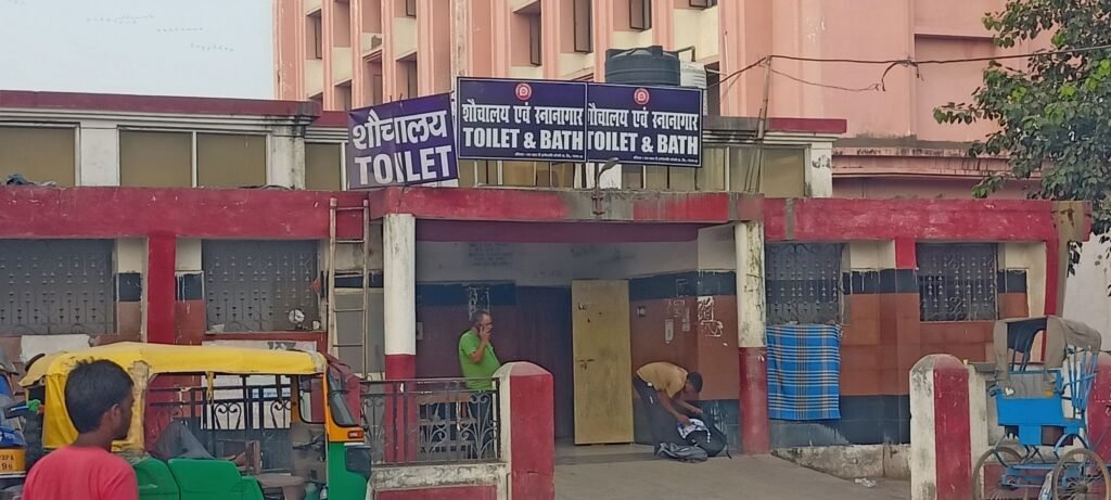 image editor output image 1299038935 17621760142134632923327502097963 गया जंक्शन पर संचालित पे एंड यूज़ के कर्मी ने वसूले अधिक पैसे, बाद में मांगी माफी, तब मामला हुआ शांत