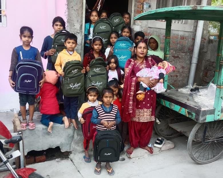 image editor output image 142621451 17644365453656697794163163584054 बच्चों के बीच निःशुल्क स्कूल बैग, कॉपी कलम वितरित किए गए