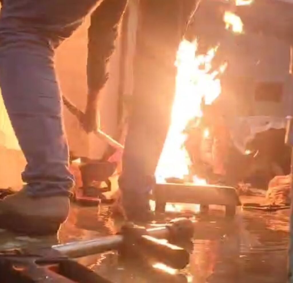 गुरुद्वारा रोड स्थित एक घर में लगी आग, सामाजिक कार्यकर्ता ने फायर ब्रिगेड को दी सूचना, हादसा होने से बच गया 1 image editor output image 1836705835 17637415380491434881015193213219 गुरुद्वारा रोड स्थित एक घर में लगी आग, सामाजिक कार्यकर्ता ने फायर ब्रिगेड को दी सूचना, हादसा होने से बच गया