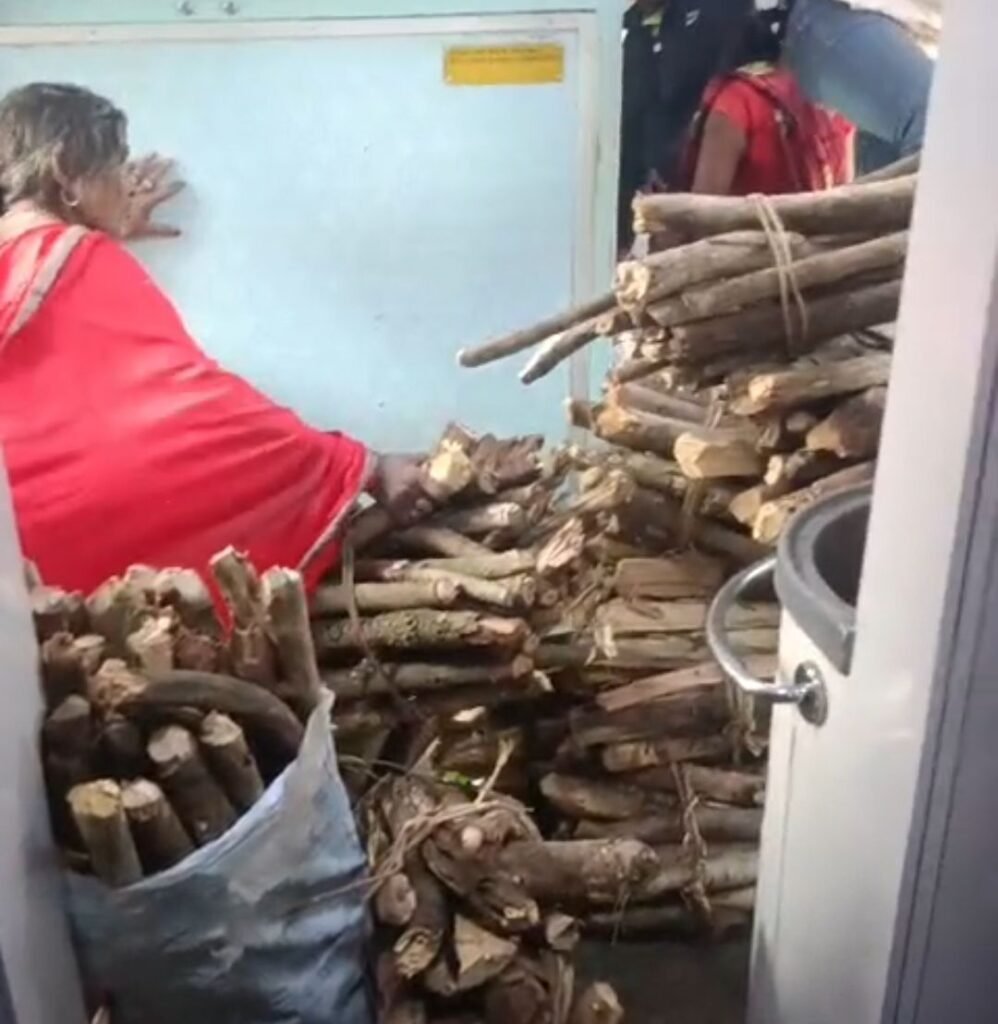 image editor output image 2102542745 17629372320039011764736897718213 ट्रेनों से अवैध रूप से लकड़ियों का परिवहन जारी, यात्रियों को होती है परेशानी,आरपीएफ की भूमिका संदिग्ध