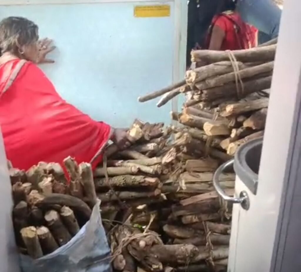 image editor output image 2102542745 17634694126674985128469482420777 मगध लाइव की खबर पर लगी मुहर, आसनसोल-वाराणसी पैसेंजर ट्रेन से लकड़ी जब्त, तस्कर पकड़ से दूर