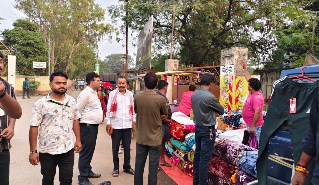 image editor output image 277671054 1762190694470786031656132057460 रेखांकित सीमा के अंदर ही दुकान लगाएं वेंडर, अन्यथा दंड के होंगे भागी:सिटी मैनेजर