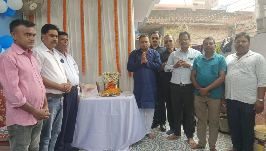 शिक्षा जगत से जुड़े दिवंगत अनीस पंकज मिश्रा की मनाई गई तीसरी पुण्यतिथि, श्रद्धांजलि सभा आयोजित 1 image editor output image 300759079 17621875979243809458342506861449 शिक्षा जगत से जुड़े दिवंगत अनीस पंकज मिश्रा की मनाई गई तीसरी पुण्यतिथि, श्रद्धांजलि सभा आयोजित