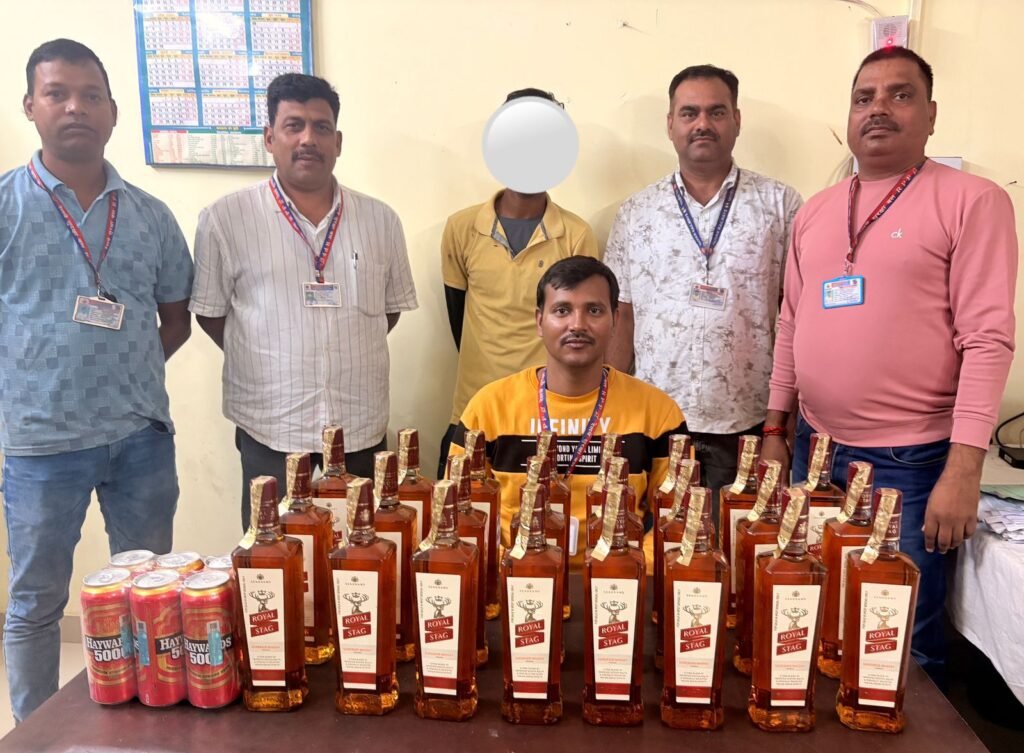 आरपीएफ एवं जीआरपी की टीम ने शराब के साथ एक तस्कर को दबोचा, वहीं धनबाद मंडल में बड़ी खेप पकड़े जाने की सूचना 1 image editor output image 646659012 17619714935547675989496267779679 आरपीएफ एवं जीआरपी की टीम ने शराब के साथ एक तस्कर को दबोचा, वहीं धनबाद मंडल में बड़ी खेप पकड़े जाने की सूचना