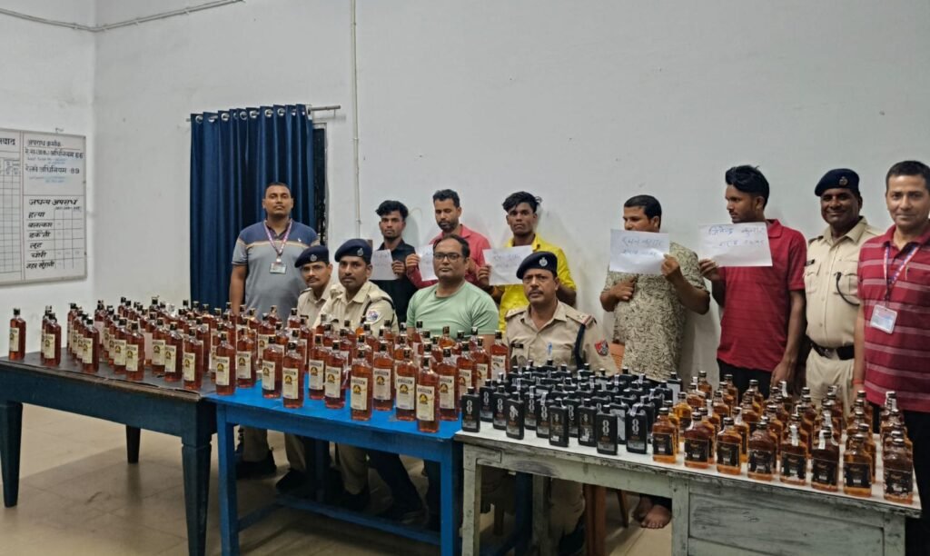 image editor output image 648506054 17620125054097789819394957317575 145 बोतल विदेशी शराब के साथ पांच तस्करों को आरपीएफ ने दबोचा, गंगा दामोदर एक्स. से ले जाने की थी तैयारी