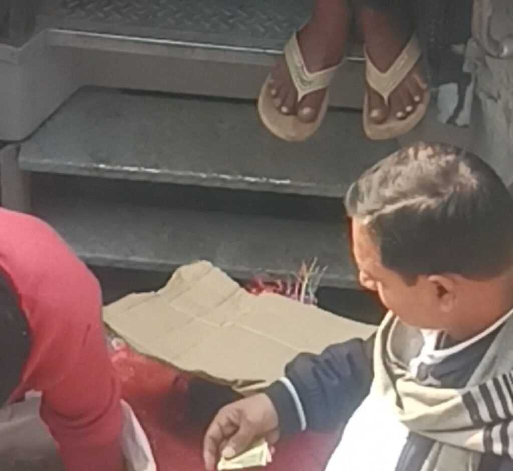 image editor output image1704877247 17641593702972638303484333101920 गया जंक्शन पर दिन के उजाले में हो रही अवैध वसूली, रेल मंत्रालय ने दिए जांच के आदेश