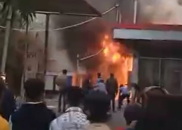 image editor output image758464716 17642436834665812784996550054577 ब्रेकिंग न्यूज़: गया जी में पेट्रोल पंप पर लगी आग, मची अफरातफरी, अग्निशमन विभाग का राहत दल पहुंचा