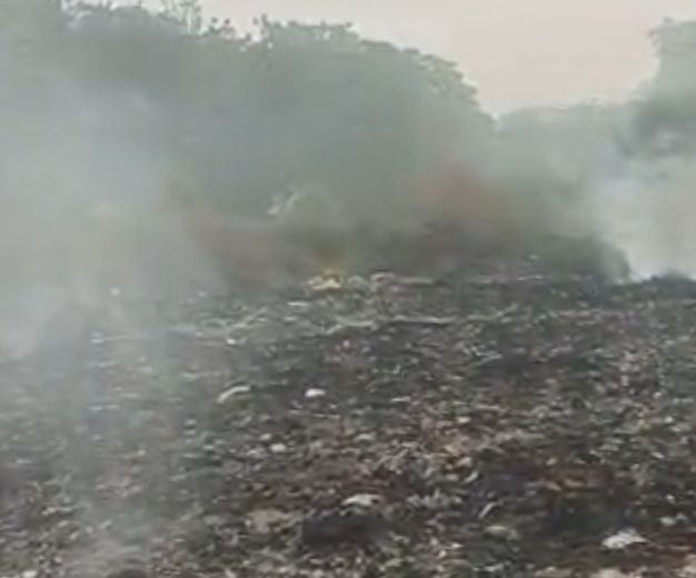 image editor output image883325012 17636100661013116962053868157225 यह धुआं ही धुआं है कोई धुंध नहीं, कचरे में लगा दी जाती है आग, पर्यावरण बिगड़ने व सांसों की तकलीफ बढ़ने का खतरा