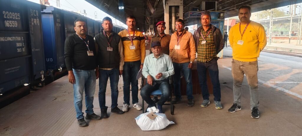 image editor output image 1057448966 17657215294748001591154182460765 पुरुषोत्तम एक्स. से एक कोच के शौचालय में छिपाकर लाया जा रहा मादक पदार्थ गांजा बरामद