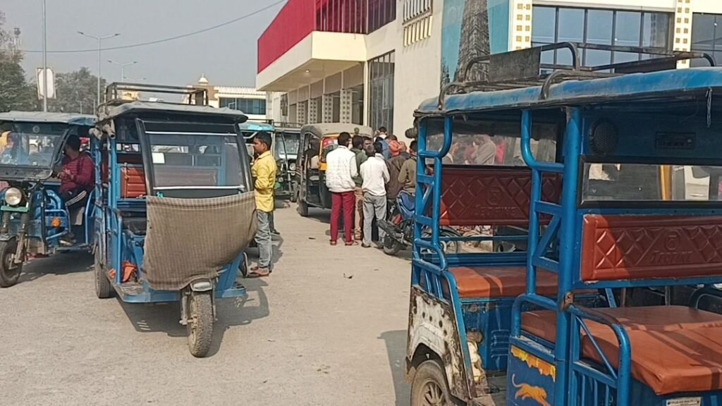 ठीकेदार की मनमानी के खिलाफ ऑटो रिक्शा चालकों में आक्रोश, मामले को ऊपर तक ले जाने का निर्णय 1 image editor output image 1413889488 17654551923296547614117191743765 ठीकेदार की मनमानी के खिलाफ ऑटो रिक्शा चालकों में आक्रोश, मामले को ऊपर तक ले जाने का निर्णय