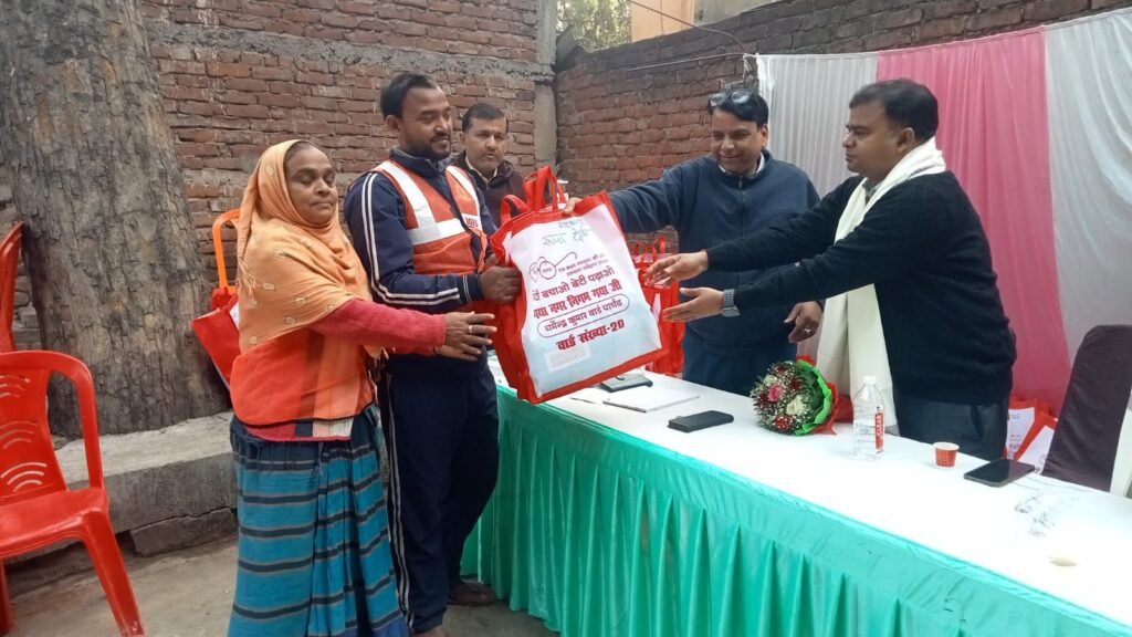 image editor output image 1506716801 17664855868083055210484617968630 वार्ड पार्षद धर्मेंद्र कुमार ने सफाईकर्मियों को प्रदान किए गर्म वस्त्र, प्रभारी नगर आयुक्त को किया सम्मानित