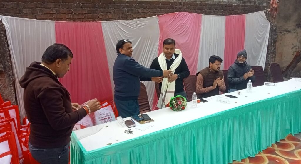 image editor output image 1507640322 17664855659451557404990596961751 वार्ड पार्षद धर्मेंद्र कुमार ने सफाईकर्मियों को प्रदान किए गर्म वस्त्र, प्रभारी नगर आयुक्त को किया सम्मानित