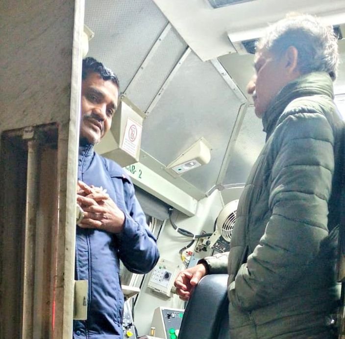 image editor output image 1736253088 1766311929615767559550319726227 विंटर पैट्रोलिंग और ऑल राइट सिग्नल का हो रहा आदान प्रदान, रेलकर्मी इस कड़ाके की ठंड में भी दिखे सजग